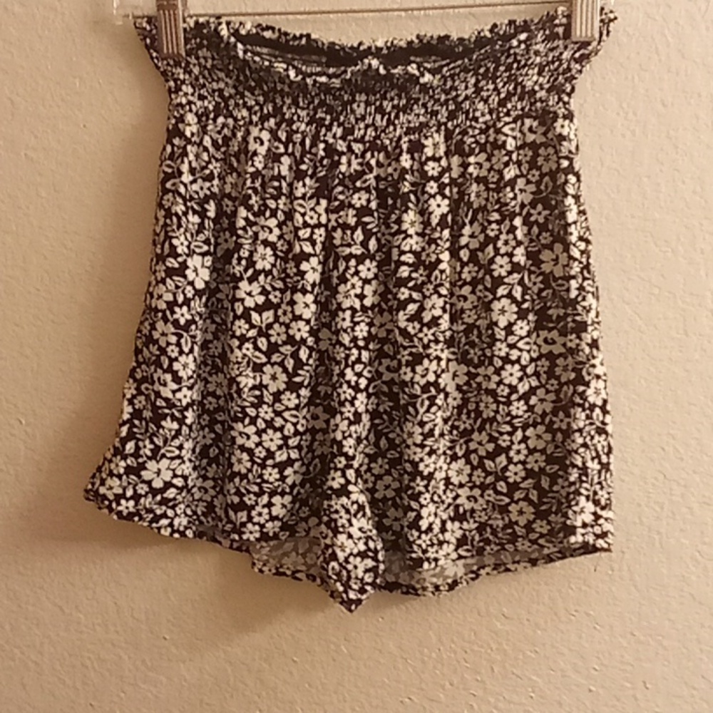 NEW Ambiance Apparel Beachy Size M Ditsy Floral Black-White Colors B8 X